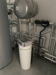 Umbau eines Wohnhauses... hier das Herzstück die Viessmann Gasbrennwertheizung mit Pufferspeicher und Anschluss an den Kamin Ofen mit Wassertasche  © Sanitär & Heizungsbau May